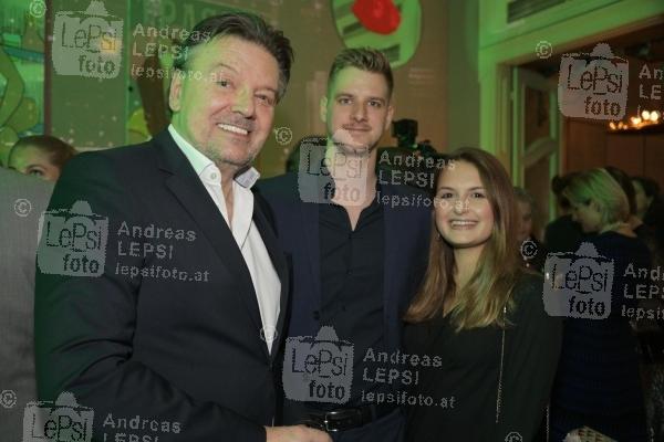 ONE of ONE feiert Jubiläum 29.10.2019 |  One of One  |  DOTS Group Jubiläumsparty mit Wiens High Society<br>im Bild:<br> Wolfgang Schwarz -mit Sohn Christoph,