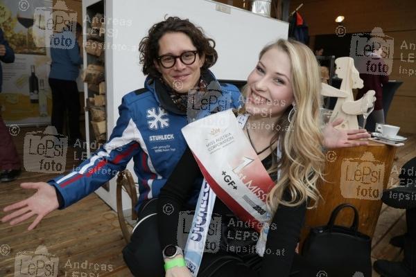 12.12.2019 |  Stuhleck/Stmk |  Saison-Start am Semmering<br>im Bild:<br> Fabrice Girardoni -GF Bergbahnen Stuhleck, Larissa Robitschko -Miss Austria,