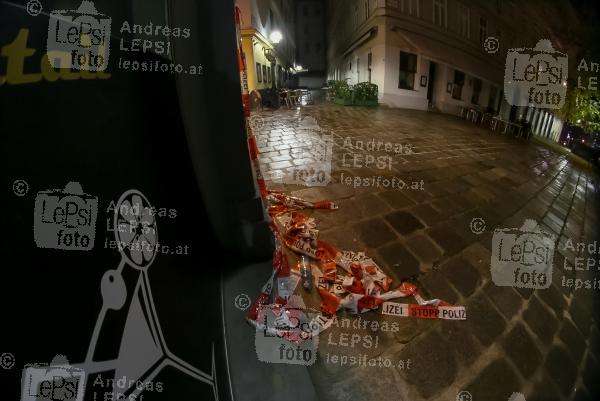 03.11.2020 |  Innere Stadt |  Spuren des Anschlag in Wien<br>im Bild:<br> Polizei Absperrung, Ermordung eines Opfer, Restaurant Salzamt, Salzgasse