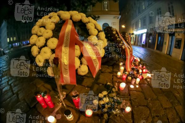03.11.2020 |  Innere Stadt |  Spuren des Anschlag in Wien<br>im Bild:<br> Trauer Bekundung, Trauer Kranz v. Parlament, Judengasse
