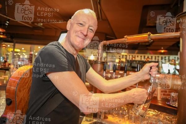 Das neue AUSTRIAN PUB 19.05.2021 | ECO Center Gasometer | SoftOpening unter 3G Covid Regeln<br>im Bild:<br> Gary Howard -zapft Bier