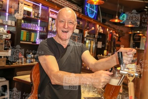 Das neue AUSTRIAN PUB 19.05.2021 | ECO Center Gasometer | SoftOpening unter 3G Covid Regeln<br>im Bild:<br> Gary Howard -zapft Bier