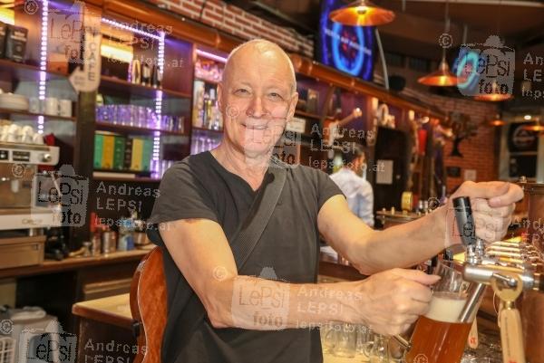 Das neue AUSTRIAN PUB 19.05.2021 | ECO Center Gasometer | SoftOpening unter 3G Covid Regeln<br>im Bild:<br> Gary Howard -zapft Bier