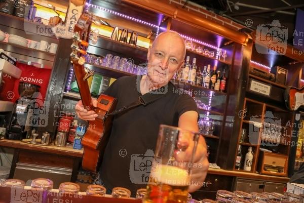 Das neue AUSTRIAN PUB 19.05.2021 | ECO Center Gasometer | SoftOpening unter 3G Covid Regeln<br>im Bild:<br> Gary Howard -hinter d. Bar