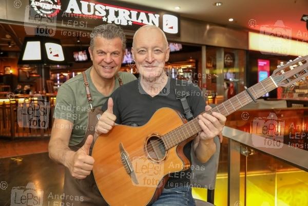 Das neue AUSTRIAN PUB 19.05.2021 | ECO Center Gasometer | SoftOpening unter 3G Covid Regeln<br>im Bild:<br> Gary Howard, Erich Bürger -GF Austrian Pub -v. d. Pub