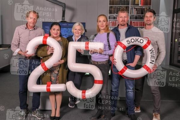 SOKO DONAU - feiert 250. Folge 09.11.2021 | Am Set | Satel Film | PR Robin Consult<br>im Bild:<br> Helmut Bohatsch, Maria Happel, Brigitte Kren, Lilian Klebow, Martin Gruber, Andreas Kiendl,