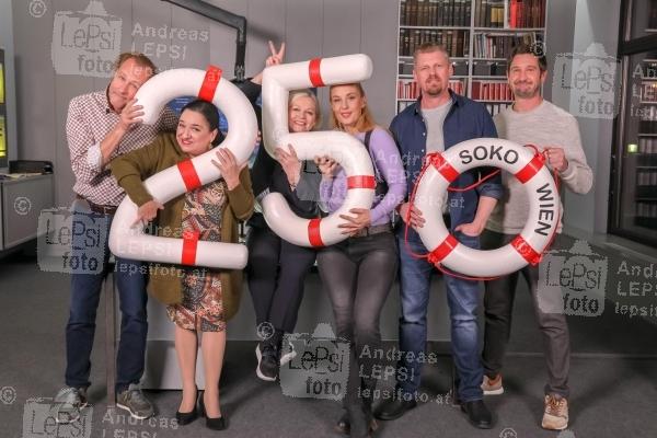 SOKO DONAU - feiert 250. Folge 09.11.2021 | Am Set | Satel Film | PR Robin Consult<br>im Bild:<br> Helmut Bohatsch, Maria Happel, Brigitte Kren, Lilian Klebow, Martin Gruber, Andreas Kiendl,