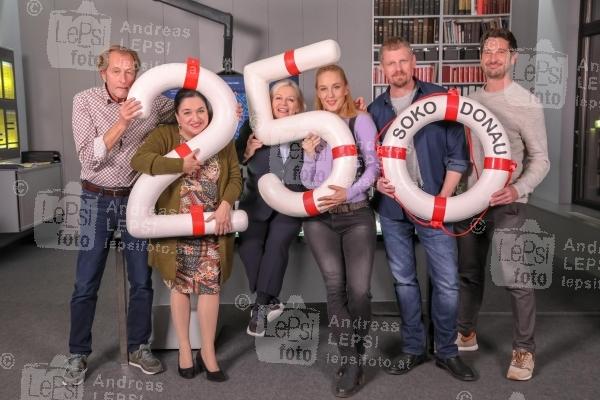SOKO DONAU - feiert 250. Folge 09.11.2021 | Am Set | Satel Film | PR Robin Consult<br>im Bild:<br> Helmut Bohatsch, Maria Happel, Brigitte Kren, Lilian Klebow, Martin Gruber, Andreas Kiendl,
