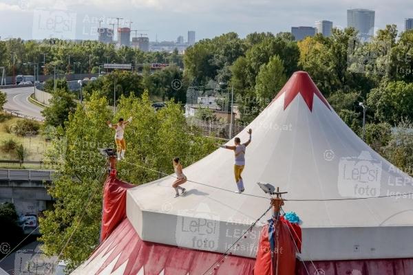 20.09.2021 |  Donaumarina Wien |  Für die neue Show des Circus Louis Knie in Wien<br>im Bild:<br> Hochseilartisten Los Ortiz,