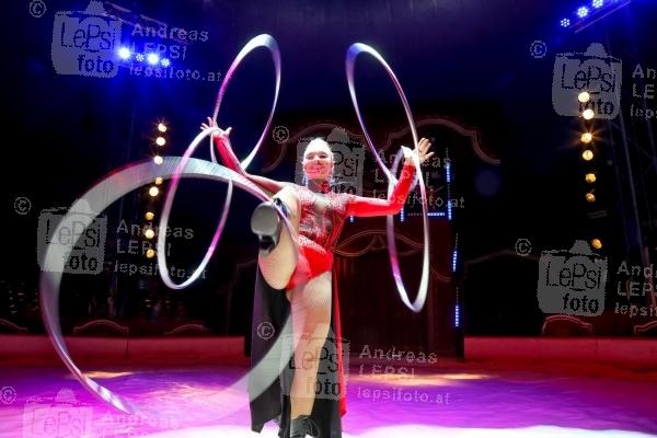 20.09.2021 |  Donaumarina Wien |  Für die neue Show des Circus Louis Knie in Wien<br>im Bild:<br> Hula Hoop-Artistin Nicole Berousek