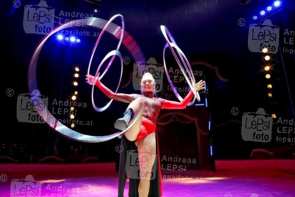 20.09.2021 |  Donaumarina Wien |  Für die neue Show des Circus Louis Knie in Wien<br>im Bild:<br> Hula Hoop-Artistin Nicole Berousek