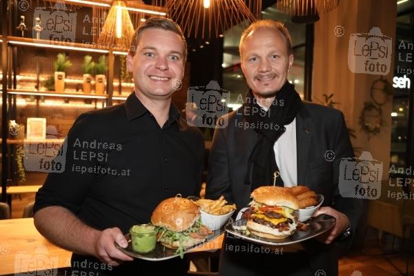 16.11.2021 |  DEZ Innsbruck |  VIP-Opening mit Alpenpunk-Star Hannah | Robin Consult<br>im Bild:<br> Michael Meindl -Le Burger Innsbruck, VBM Johannes Anzengruber,