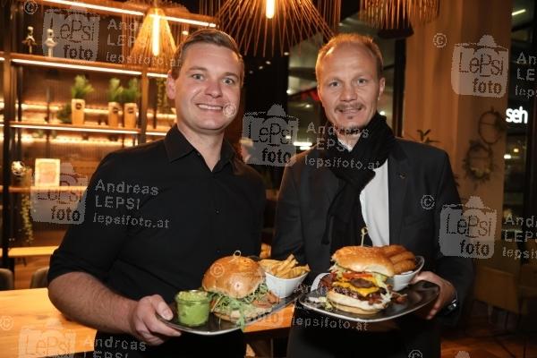 16.11.2021 |  DEZ Innsbruck |  VIP-Opening mit Alpenpunk-Star Hannah | Robin Consult<br>im Bild:<br> Michael Meindl -Le Burger Innsbruck, VBM Johannes Anzengruber,