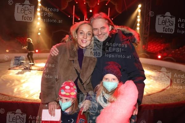 26.12.2021 |  Donaumarina Wien |  VIP-Premiere von Circus Louis Knie neuer Wintershow in Wien | Robin Consult<br>im Bild:<br> Lilian Klebow, Erich Altenkopf,