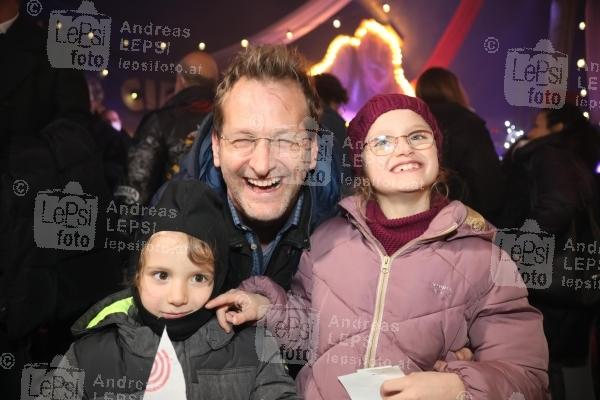 26.12.2021 |  Donaumarina Wien |  VIP-Premiere von Circus Louis Knie neuer Wintershow in Wien | Robin Consult<br>im Bild:<br> Andreas Ferner, -mit Familie,