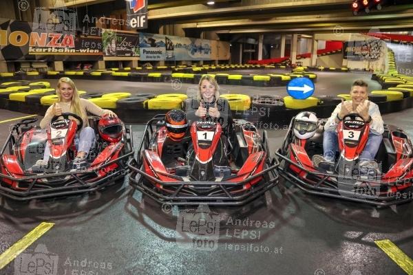 NASCAR-Challenge mit ALINA LOIBNEGGER 15.03.2022 | Monza Kartbahn | Österreichs schnellste Frau a.d. Kartbahn<br>im Bild:<br> Kathi Steininger, Alina Loibnegger -Nascar Pilotin, Virginia Ernst,