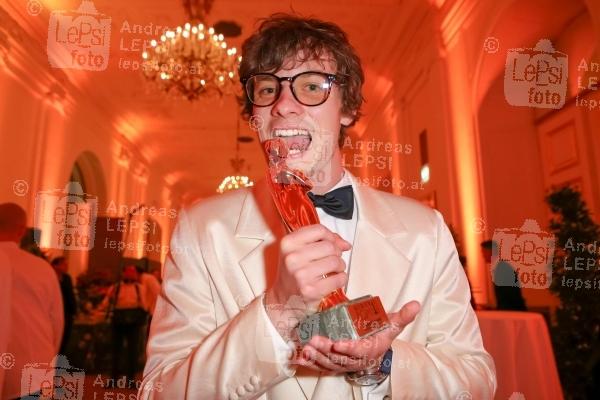23.04.2022 |  Wiener Hofburg |  Gala-Verleihung des Fernseh-Preises von ORF u. KURIER<br>im Bild:<br> Julian Waldner, -mit d Award,