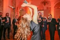 23.04.2022 |  Wiener Hofburg |  Gala-Verleihung des Fernseh-Preises von ORF u. KURIER<br>im Bild:<br> Antonia Moretti, -mit d Award, -und Medien Rummel,
