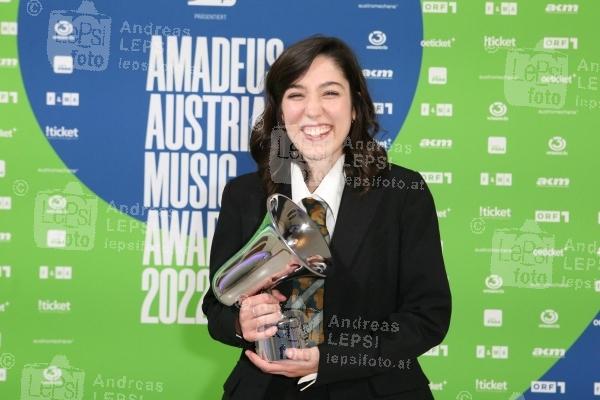 29.04.2022 |  Wiener Volkstheater |  Verleihung von IFPI Austria - Verband der Österreichischen Musikwirtschaft<br>im Bild:<br> OSKA, -mit d Award,