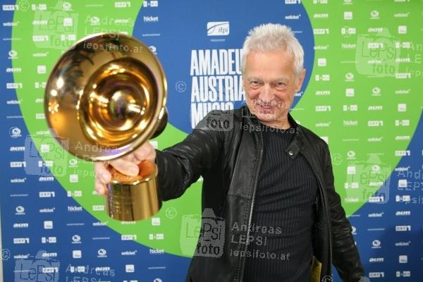 29.04.2022 |  Wiener Volkstheater |  Verleihung von IFPI Austria - Verband der Österreichischen Musikwirtschaft<br>im Bild:<br> Boris Bukowski, -mit d Award,