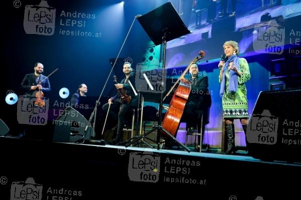 04.05.2022 |  Globe Wien |  veranstaltet von ORF-Enterprise<br>im Bild:<br> Janoska Ensemble, Barbara Rett, -a d Bühne,