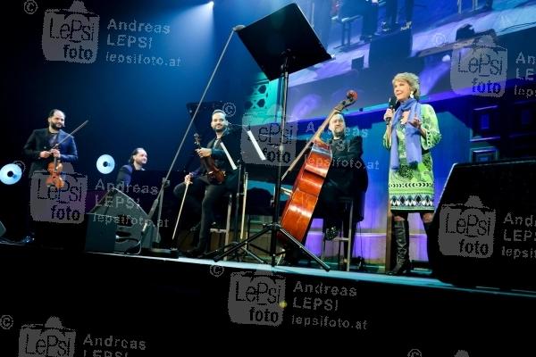 04.05.2022 |  Globe Wien |  veranstaltet von ORF-Enterprise<br>im Bild:<br> Janoska Ensemble, Barbara Rett, -a d Bühne,