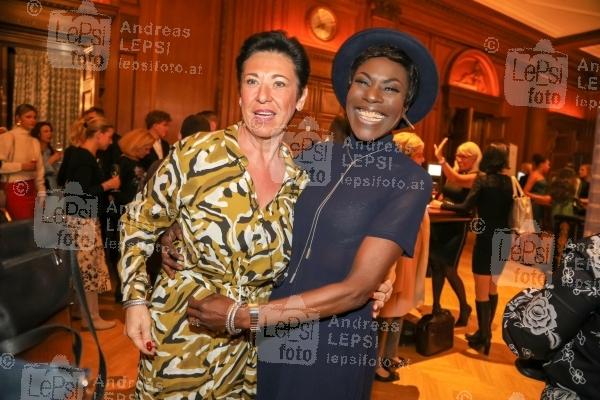 11.10.2022 |  PARK HYATT VIENNA |  Entspannten Abend in wunderbaren Räumlichkeiten<br>im Bild:<br> Andrea Händler, Doretta Carter,