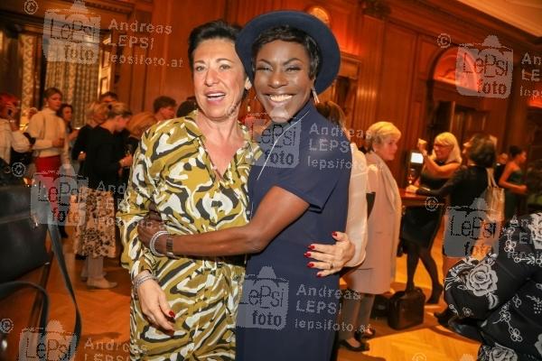 11.10.2022 |  PARK HYATT VIENNA |  Entspannten Abend in wunderbaren Räumlichkeiten<br>im Bild:<br> Andrea Händler, Doretta Carter,