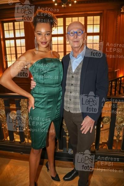 SHOPPING GUIDE AWARDS 11.10.2022 | PARK HYATT VIENNA | Entspannten Abend in wunderbaren Räumlichkeiten<br>im Bild:<br> Linda Lawal -Miss Austria 2022, Kurt Mann,