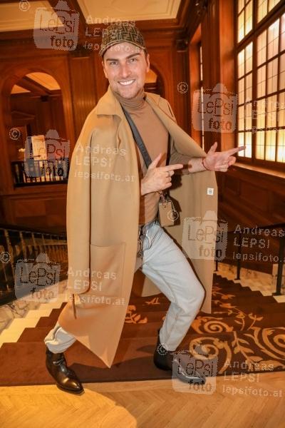 SHOPPING GUIDE AWARDS 11.10.2022 | PARK HYATT VIENNA | Entspannten Abend in wunderbaren Räumlichkeiten<br>im Bild:<br> Niko Niko -Designer,