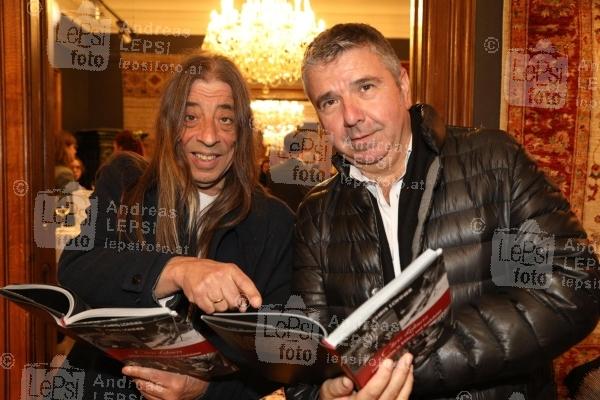 CHRIS LOHNER - Zeitgeschichte in Bildern und Anekdoten 24.10.2022 | Palais Szechenyi | Chris Lohner präsentiert ihr neues Buch!<br>im Bild:<br> Harri Stojka, Toni Matosic -Monti Beton, -mit neuem Buch,