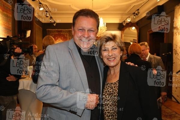 CHRIS LOHNER - Zeitgeschichte in Bildern und Anekdoten 24.10.2022 | Palais Szechenyi | Chris Lohner präsentiert ihr neues Buch!<br>im Bild:<br> Erich Götzinger, Olivia Silhavy,