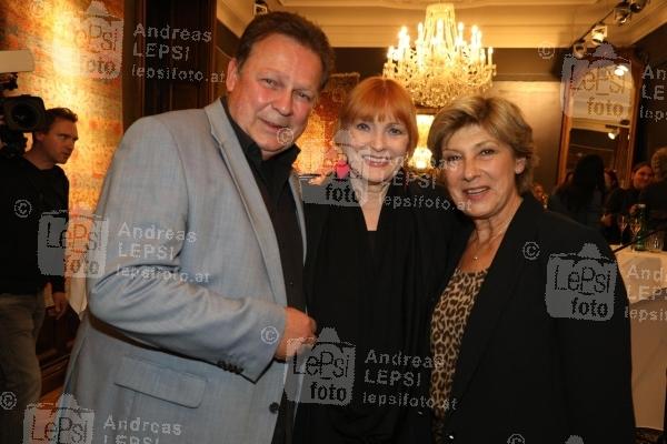 CHRIS LOHNER - Zeitgeschichte in Bildern und Anekdoten 24.10.2022 | Palais Szechenyi | Chris Lohner präsentiert ihr neues Buch!<br>im Bild:<br> Erich Götzinger, Chris Lohner, Olivia Silhavy,