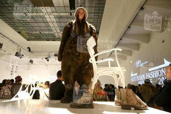 17.11.2022 |  MAK - Museum für angewandte Kunst |  veranstaltet v.d. Austrian Fashion Association <br>im Bild:<br> Stimmung u Übersicht, -Model a.d. Event,