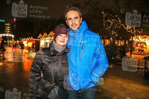 ALM ADVENT 2022 – Opening 18.11.2022 |  Messe Wien |  Adventdorf mit der größten Weihnachtskugel Wiens<br>im Bild:<br> Josef Winkler -mit Gattin Karin,