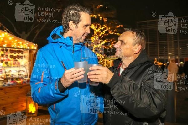 18.11.2022 |  Messe Wien |  Adventdorf mit der größten Weihnachtskugel Wiens<br>im Bild:<br> Josef Winkler, Heimo Turin,