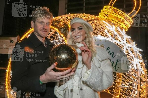 ALM ADVENT 2022 – Opening 18.11.2022 |  Messe Wien |  Adventdorf mit der größten Weihnachtskugel Wiens<br>im Bild:<br> Lucas Fendrich, Beatrice Turin,
