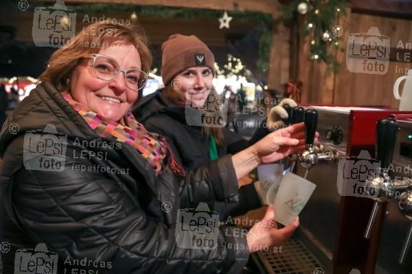 18.11.2022 |  Messe Wien |  Adventdorf mit der größten Weihnachtskugel Wiens<br>im Bild:<br> Claudia Wiesner -Alm Advent, Melanie Kriegbaum -Alm Advent,