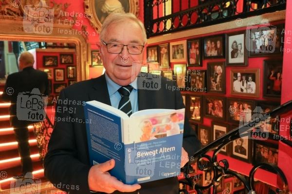 Buchpräsentation BEWEGT ALTERN 23.11.2022 | Marchfelderhof/Deutsch-Wagram | Ein Leitfaden für ein gesundes und selbstbestimmendes Älterwerden<br>im Bild:<br> Norbert Bachl, -mit neuem Buch,