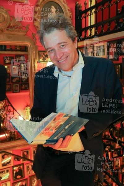 Buchpräsentation BEWEGT ALTERN 23.11.2022 | Marchfelderhof/Deutsch-Wagram | Ein Leitfaden für ein gesundes und selbstbestimmendes Älterwerden<br>im Bild:<br> Piero Lercher, -mit neuem Buch,