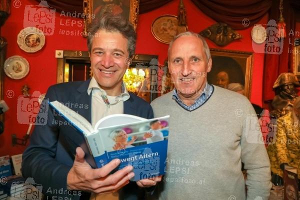 Buchpräsentation BEWEGT ALTERN 23.11.2022 | Marchfelderhof/Deutsch-Wagram | Ein Leitfaden für ein gesundes und selbstbestimmendes Älterwerden<br>im Bild:<br> Piero Lercher, Franz Viehböck -Austronaut,