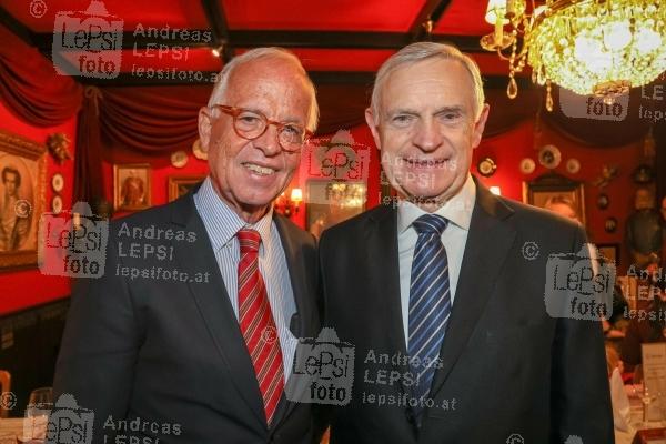 Buchpräsentation BEWEGT ALTERN 23.11.2022 | Marchfelderhof/Deutsch-Wagram | Ein Leitfaden für ein gesundes und selbstbestimmendes Älterwerden<br>im Bild:<br> Werner Fasslabend, Thomas Schäfer-Elmayer,