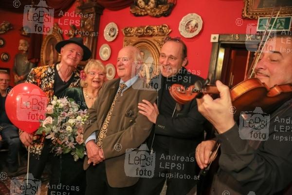 24.11.2022 |  Marchfelderhof/Deutsch-Wagram |  Gernot Kranner feiert seinen 60. Geburtstag<br>im Bild:<br> Gernot Kranner, Reinwald Kranner, -mit ihren Eltern,