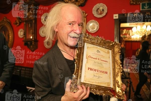 24.11.2022 |  Marchfelderhof/Deutsch-Wagram |  Gernot Kranner feiert seinen 60. Geburtstag<br>im Bild:<br> Gernot -Professor Abronsius- Kranner, -mit d Award,