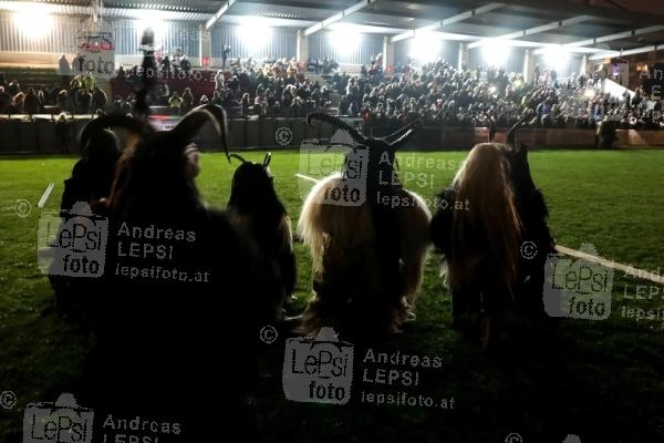 DIE WILDE JAGD BEGINNT ... 12.12.2022 | SR Donaufeld | Wiens spektakulärster Perchtenlauf!<br>im Bild:<br> Stimmung u Übersicht, -mit Perchten,