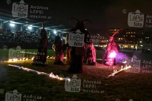 DIE WILDE JAGD BEGINNT ... 12.12.2022 | SR Donaufeld | Wiens spektakulärster Perchtenlauf!<br>im Bild:<br> Stimmung u Übersicht, -mit Perchten,