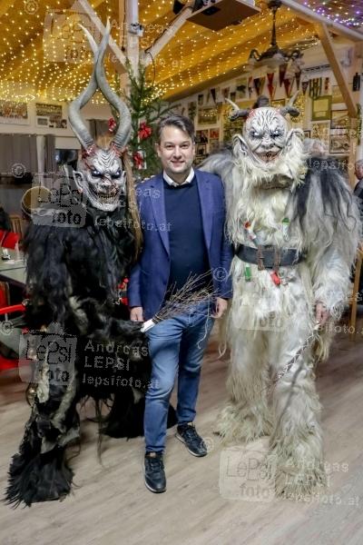 DIE WILDE JAGD BEGINNT ... 12.12.2022 | SR Donaufeld | Wiens spektakulärster Perchtenlauf!
<br />im Bild:<br />
StR Dominik Nepp, -mit Perchten,
