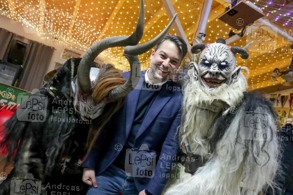 DIE WILDE JAGD BEGINNT ... 12.12.2022 | SR Donaufeld | Wiens spektakulärster Perchtenlauf!
<br />im Bild:<br />
StR Dominik Nepp, -mit Perchten,