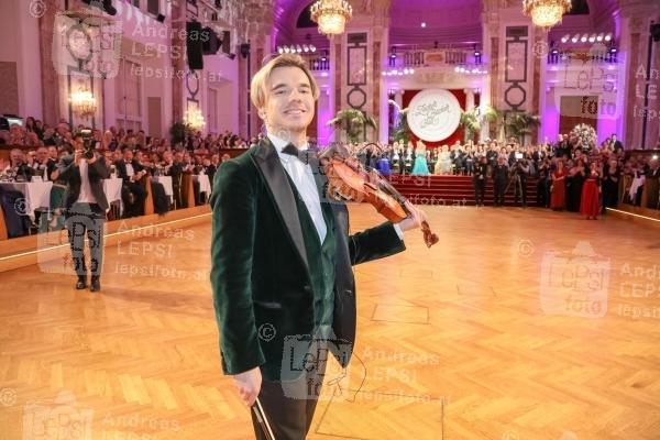 12.01.2023 |  Wiener Hofburg |  Wiens beliebtester Ball!<br>im Bild:<br> -Eröffnung i Festsaal, Yury Revich -Stargeiger,