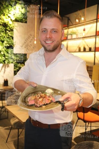 LE BURGER - Openeing 05.04.2023 | Westfield Donau Zentrum | Neue Burgermanufaktur für die Donaustadt<br>im Bild:<br> Lukas Tauber -Le Burger,